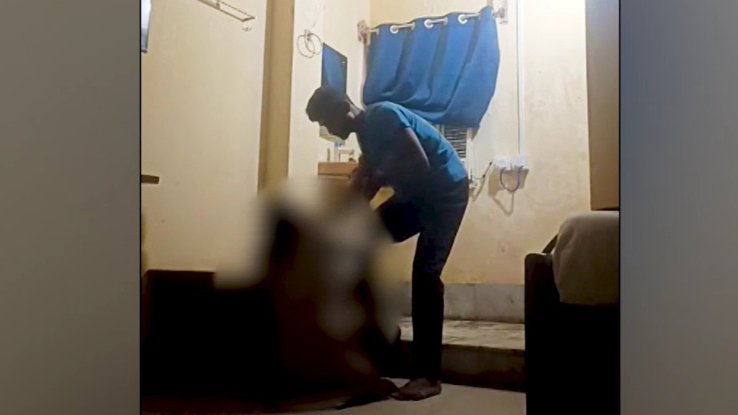 होटल में युवती की पिटाई करता युवक. (Photo: Screengrabs)