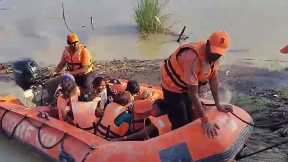 एसडीआरएफ टीमों ने रेस्क्यू कर लोगों को बचाया(screengrab ITG) 