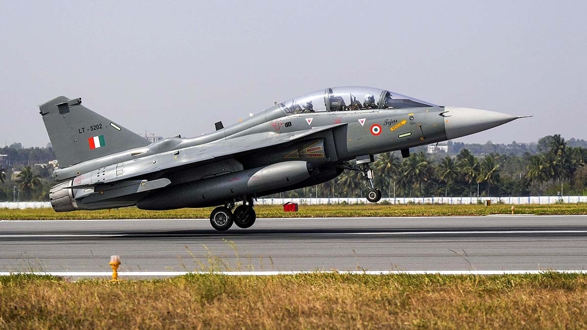 बेंगलुरू के येलहंका एयरबेस से उड़ान भरता तेजस फाइटर जेट. (File Photo: PTI)