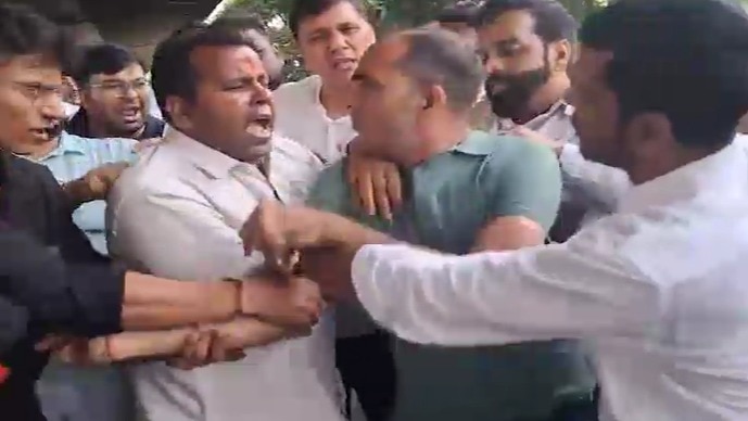 केजरीवाल के दौरे के बीच कांस्टेबल की पिटाई का वीडियो वायरल. (Photo- ITGD)