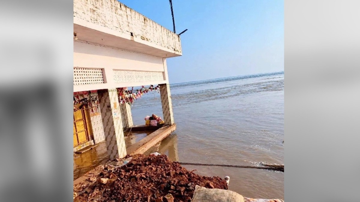  मंदिर का एक हिस्सा नदी में लटका हुआ(screengrab:itg)