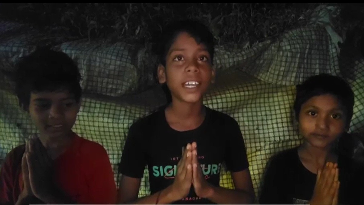 हाथ जोड़कर बच्चों ने DM से लगाई गुहार. (Photo: Screengrab)