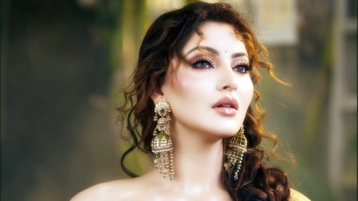 उर्वशी का नाम हुआ इस्तेमाल (Photos: Instagram @urvashirautela)