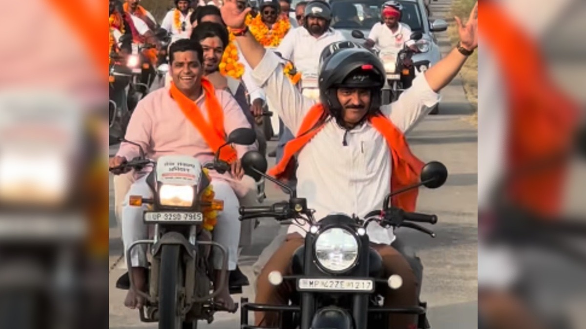 BJP MLA ने कार्यकर्ताओं के बीच दोनों हाथ उठाकर चलाई बुलेट.(Photo:ITG)