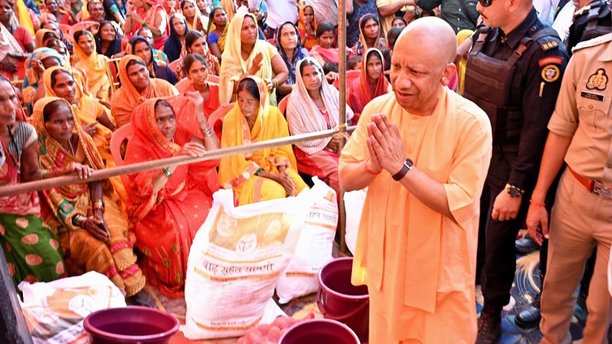 सीएम योगी ने बाढ़ पीड़ितों ने राहत सामग्री वितरित कराई (Photo: X/myogiadityanath)