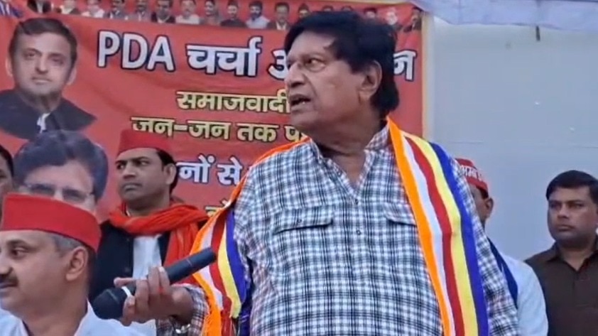 PDA सम्मेलन के दौरान सपा राष्ट्रीय महासचिव रामजी लाल सुमन का माइक बंद हो गया.  इससे वे नाराज हो गए. मंच पर माइक फेंककर चले गए. (Photo-ITG)