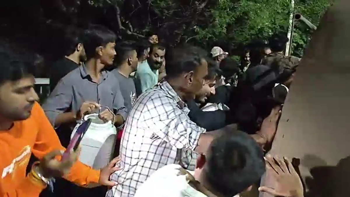 पलटे टैंकर से सोयाबीन तेल लूटते लोग. (Photo: Screengrabs)
