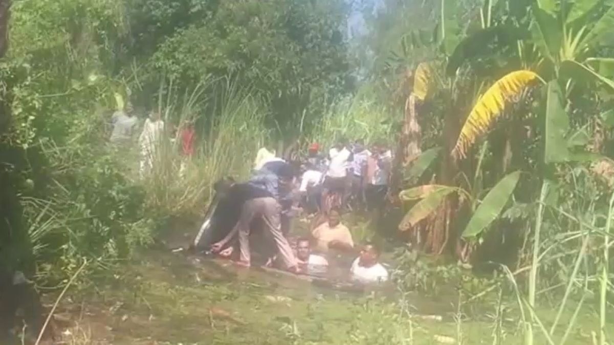 स्थानीय लोगों ने काफी कोशिशों करने  के बाद तीनों को बाहर निकालकर अस्पताल पहुंचाया(photo:screengrab)