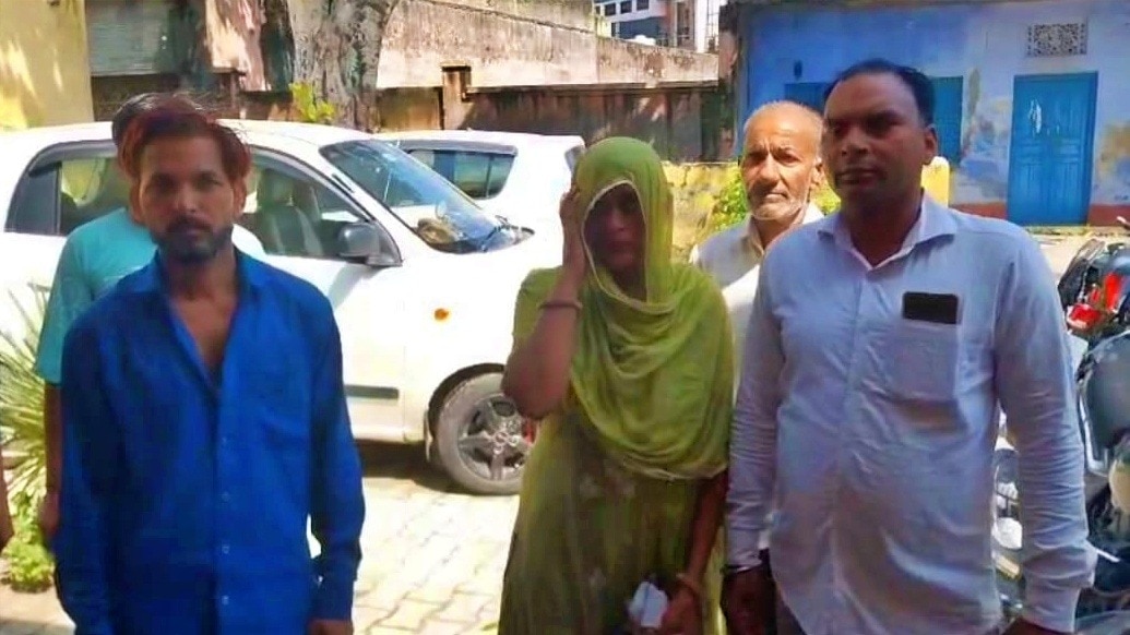 हापुड़ में पति-पत्नी के बीच बीच सड़क लड़ाई (Photo- ITG) 