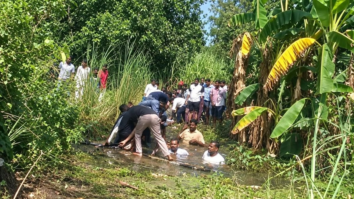 स्थानीय लोगों ने कार से निकालकर युवकों को पहुंचाया अस्पताल. (Photo: ITG)