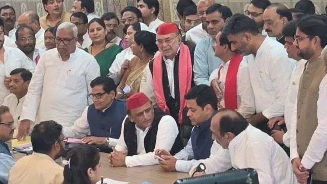 राज्यसभा के लिए नामांकन करते सपा के प्रत्याशी (Photo-ITG)