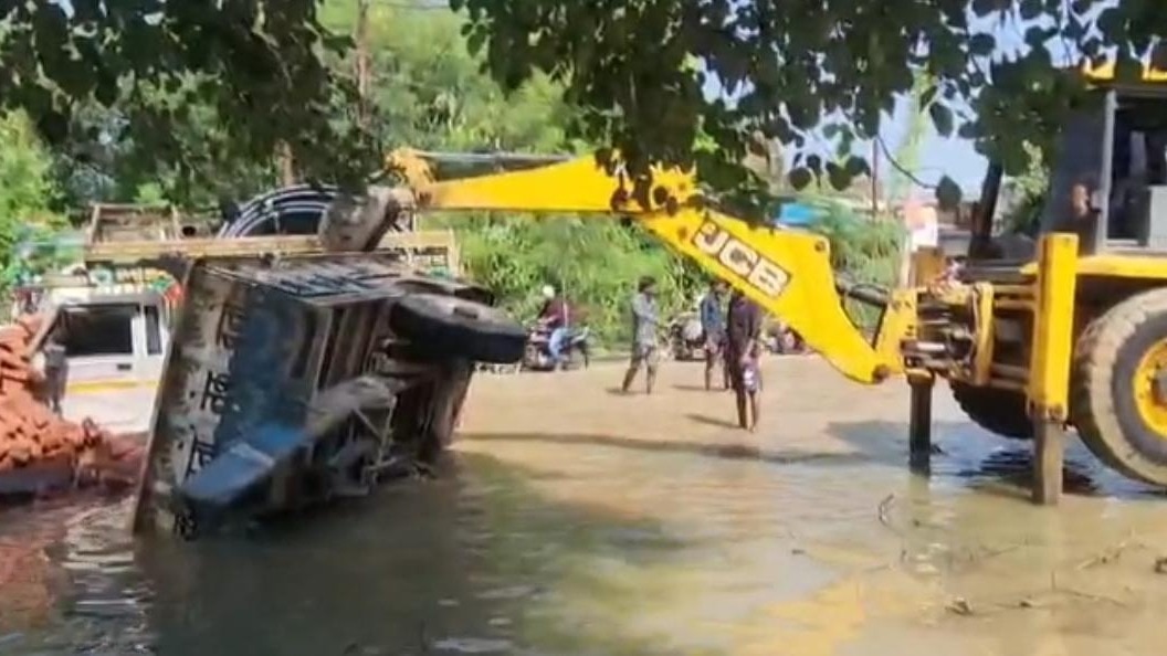 सड़क पर पानी भर जाने से लोगों को बहुत परेशानी का सामना करना पड़ रहा है (Photo ITG)