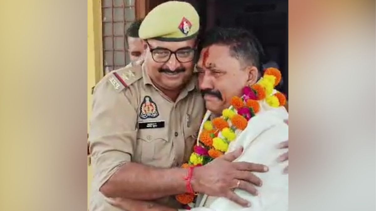 ‘कोशिश रही कि किसी के साथ गलत न हो…’ रिटायरमेंट पर रो पड़े दारोगा, बयां की 40 साल के सफर की कहानी – Jhansi 40 Years in Police Service Retired Sub Inspector Breaks Down During Farewell lcla