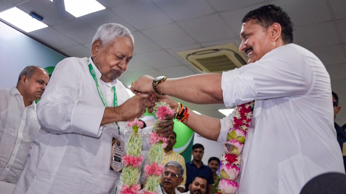 संजय झा ने नीतीश कुमार के 'इंडिया' गठबंधन से अलग होने की वजह बताई. (File Photo- PTI)