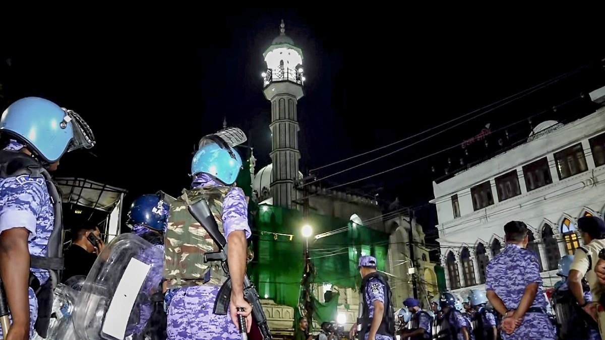 उज्जैन में पत्थरबाजी की घटनाओं के बाद सुरक्षाकर्मी नजर रखे हुए हैं.(Photo:PTI)