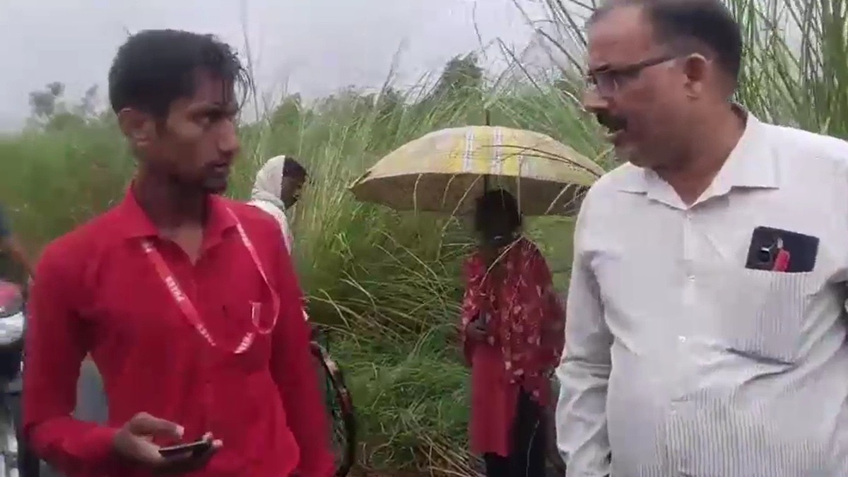 जाति पूछने के बाद धमकी का वीडियो वायरल. (Photo: Screengrab)