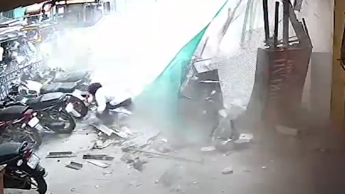 ढांचा गिरने से 49 वर्षीय शख्स की मौत. (Photo: Screengrab)