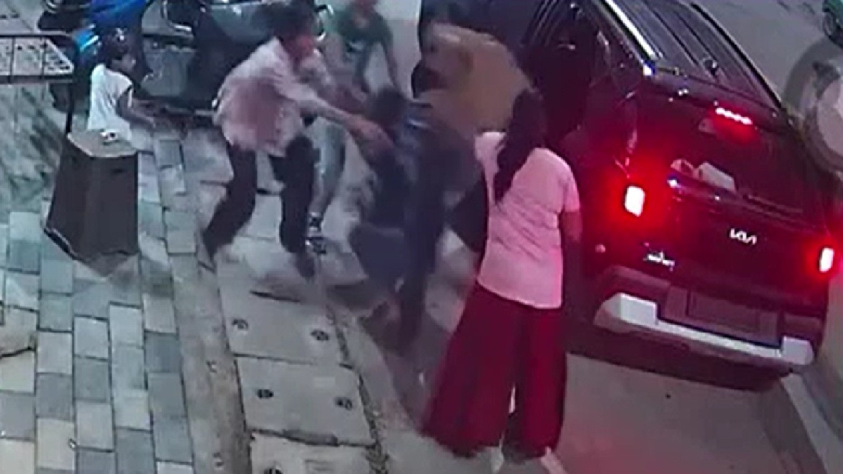 महज 25 सेकंड में युवती को कार में डालकर फरार. (Photo: Screengrab)