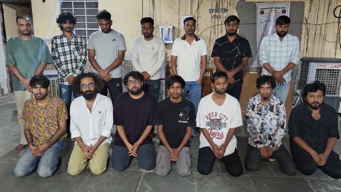 24 मोबाइल और 13 लैपटॉप बरामद.(Photo: Vishal Sharma/ITG)