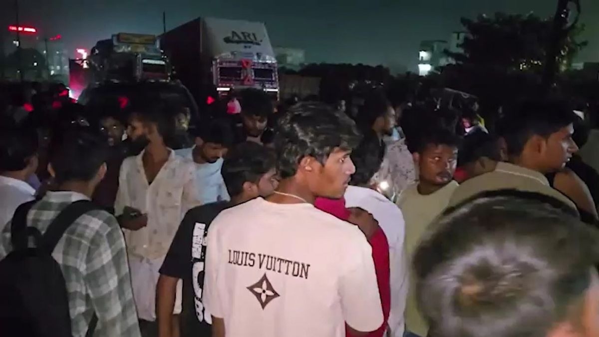 हादसे के बाद लोगों ने सड़क पर लगाया जाम. (Photo: Screengrab)