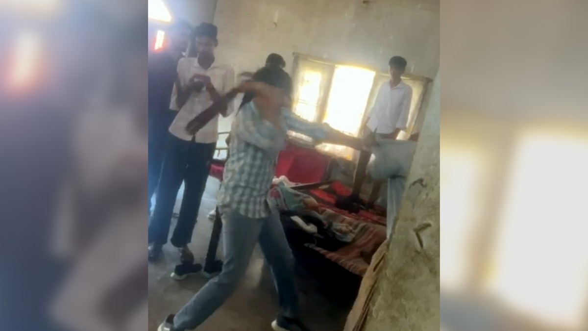 हापुड़ में कमरा बंद कर युवक को बेल्ट से पिटा गया (Photo ITG)