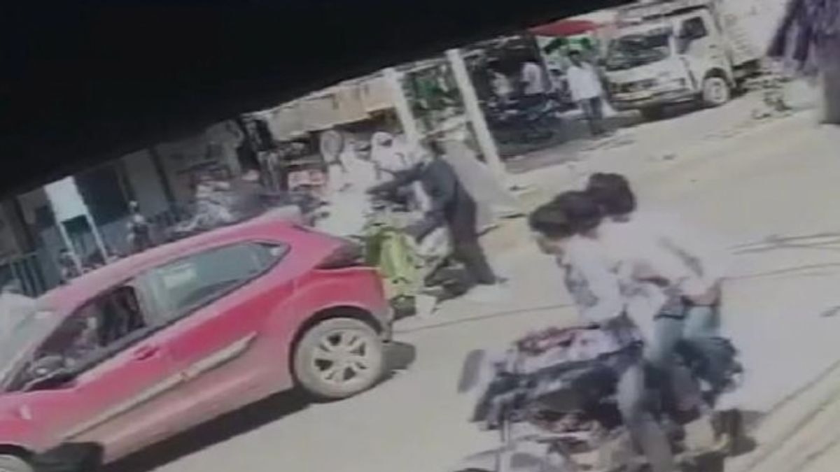 युवती को बीच सड़क पर सरेआम पीट(photo:screengrab)