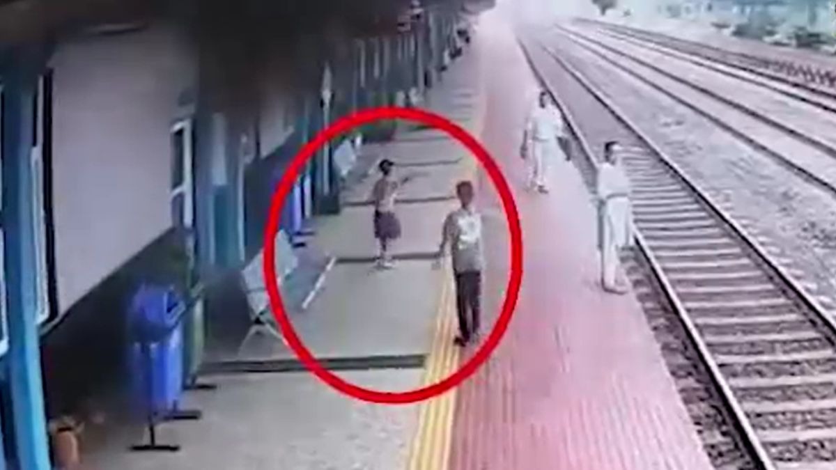 रायपुर के एक स्टेशन पर पहुंची थी महिला. (Photo: Screengrab)
