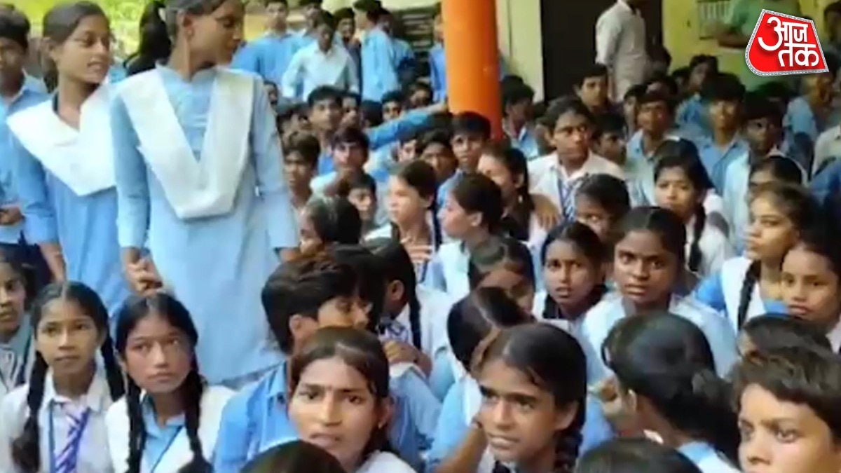 कौशाम्बी में सड़कों पर उतरीं छात्राएं, ये थीं मांगें 
