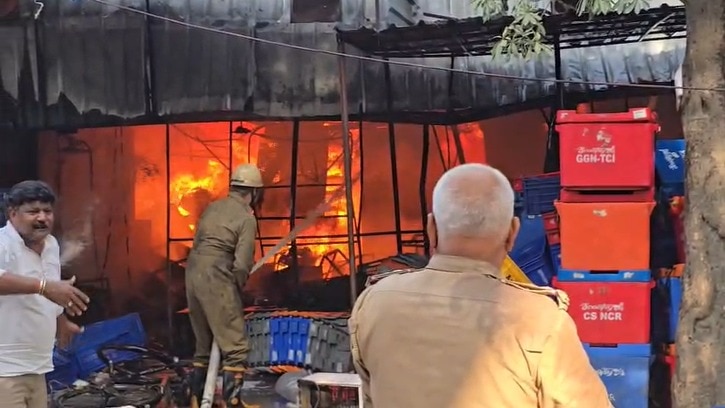 फायर टीम ने संभाला मोर्चा.(Photo: Screengrab)