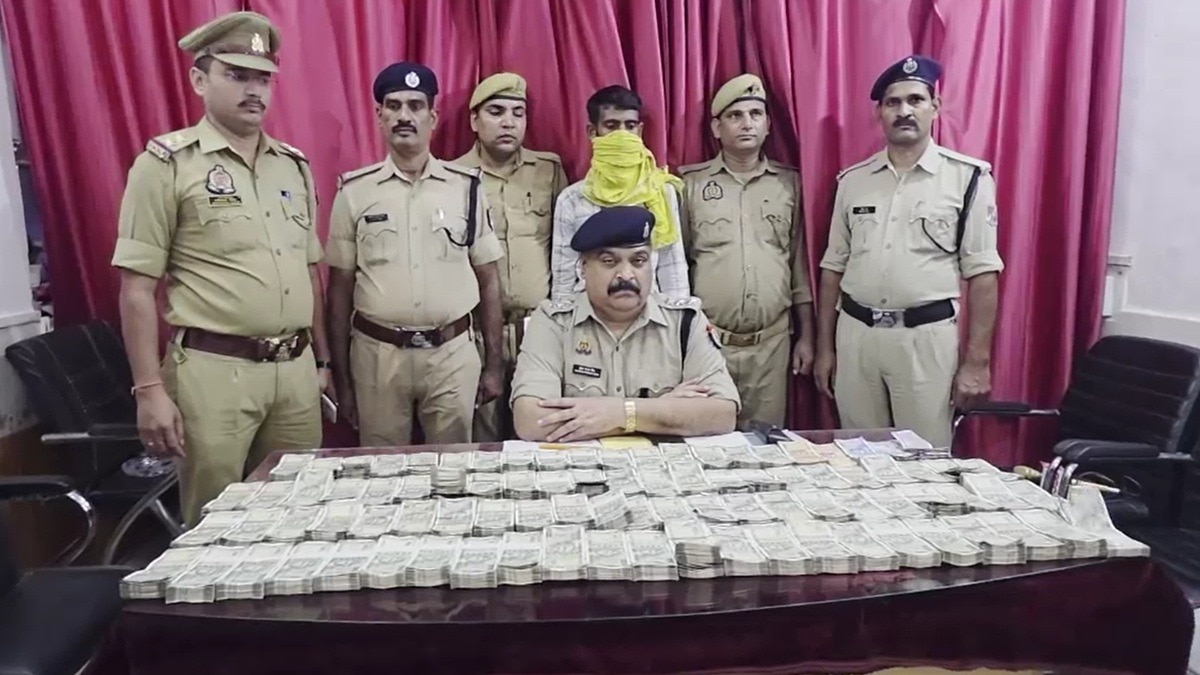 जनरल डिब्बे में बैठा था युवक, बैग खुलते ही निकली 43 लाख की नकदी, मचा हड़कंप