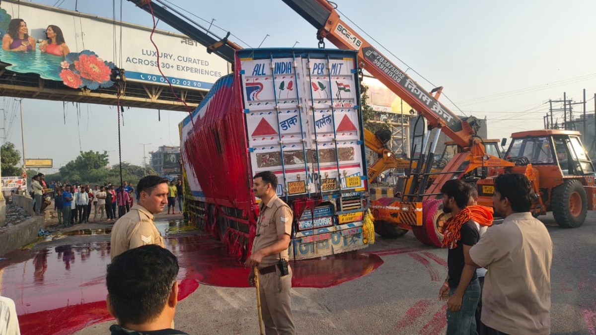 सड़क पर बिखरे पेंट के बीच दिखा अलग नजारा.(Photo: Mayank gaur/ITG)