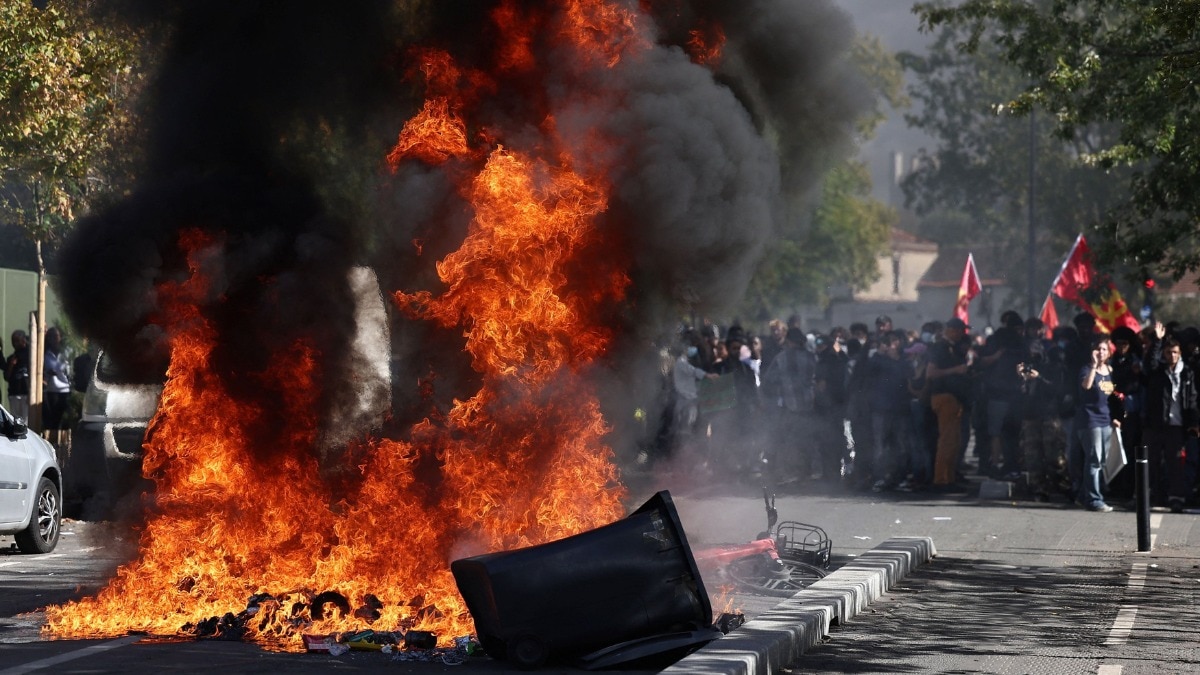 शिक्षा व्यवस्था के खिलाफ फ्रांस में छात्र सड़कों पर (Photo: Reuters)