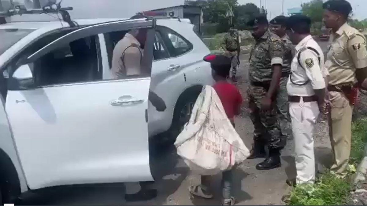 डीएम ने बच्चे को देखते ही सड़क पर रुकवा दी कार. (Photo: Screengrab)