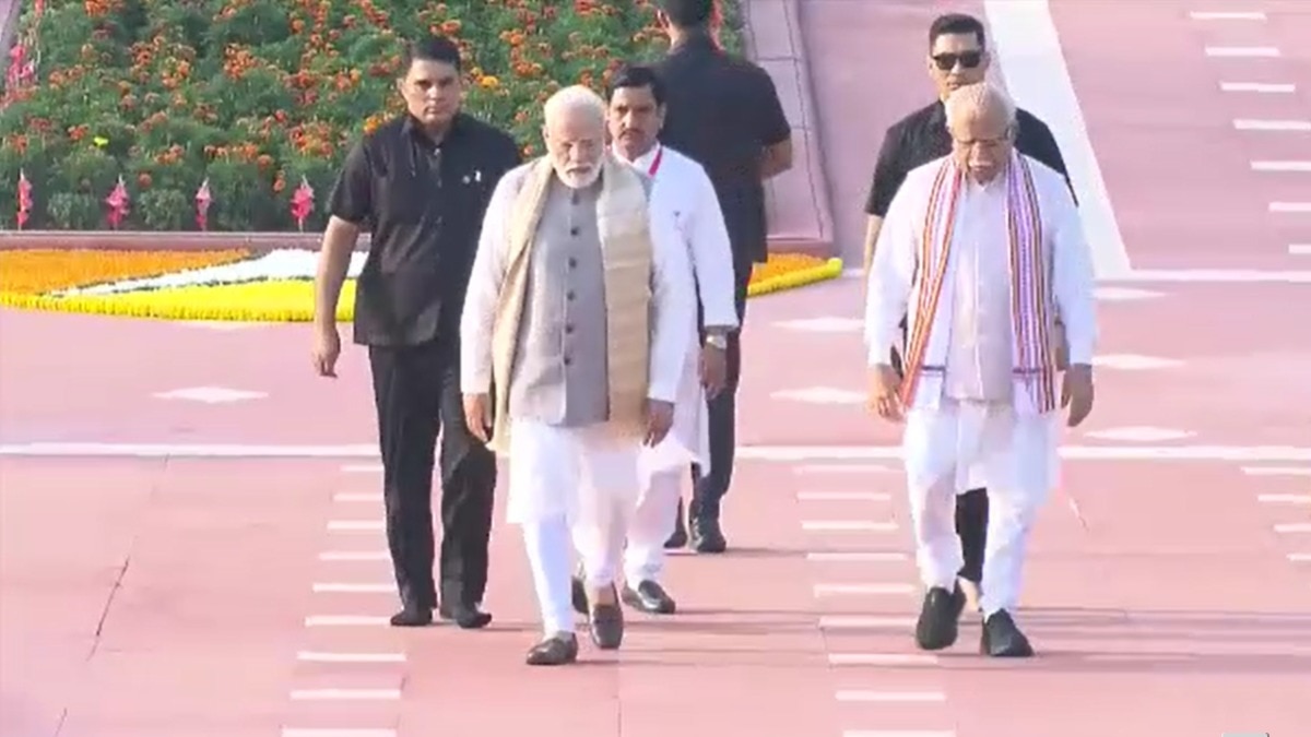 प्रधानमंत्री ने लाल बहादुर शास्त्री को भी नमन किया.