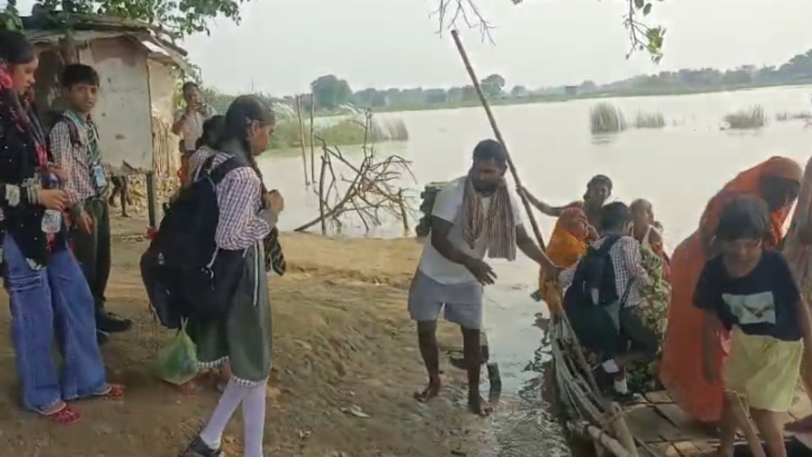  बाढ़ में मनेर गांव में हालात खराब हो हैं (Photo-ITG)