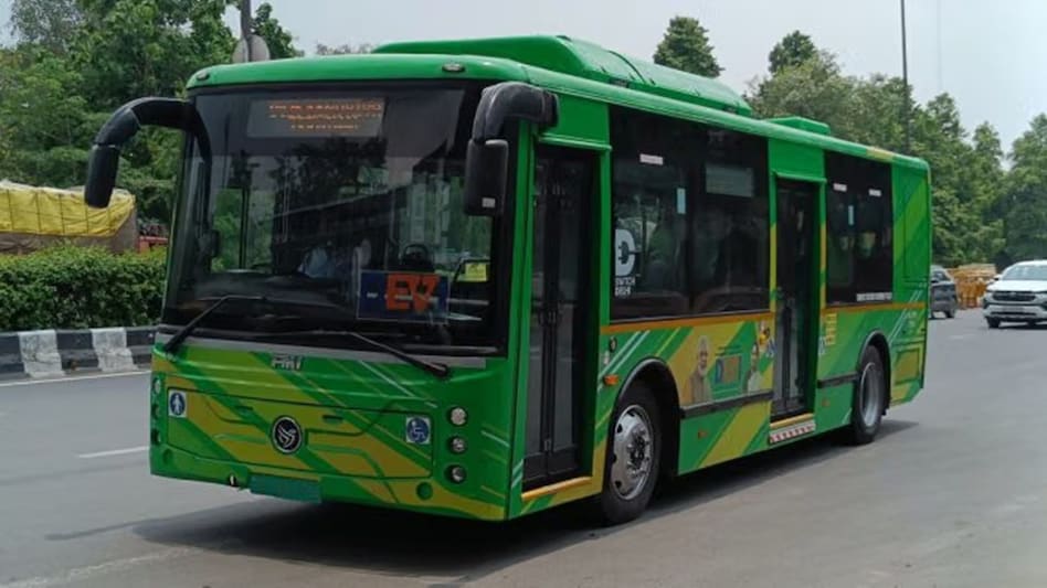 Bilhetes rosas serão descontinuados nos ônibus de Delhi; mulheres precisarão de cartão para passagem gratuita