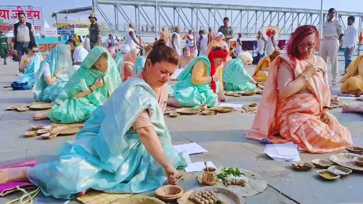 पितरों के मोक्ष की कामना को लेकर गयाजी पहुंचे विदेशी श्रद्धालु. (Photo: ITG)