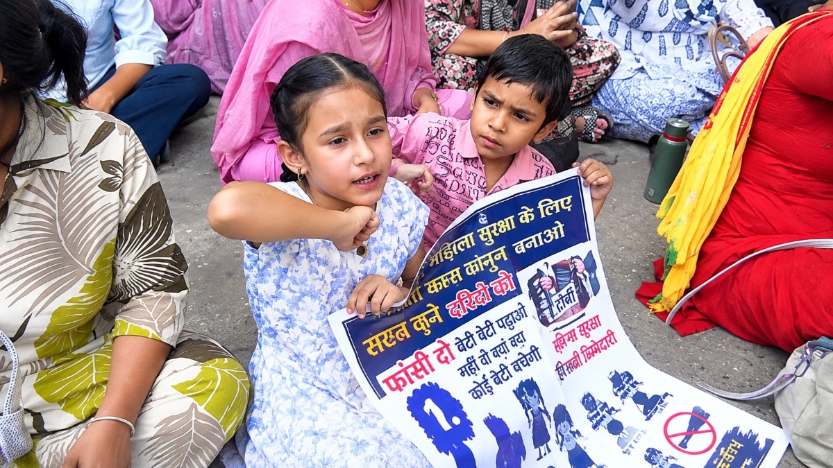 आधे वेतन पर गुजारा करने को मजबूर पंजाब के शिक्षक, बच्चे भी पेरेंट्स के साथ धरने पर