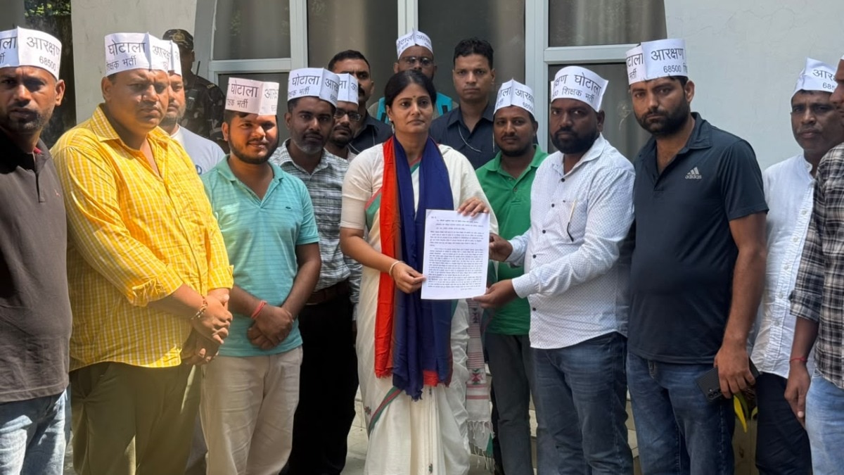 यूपी शिक्षक भर्ती विवाद में केंद्रीय मंत्री से मिले अभ्यर्थी (Photo- ITG) 