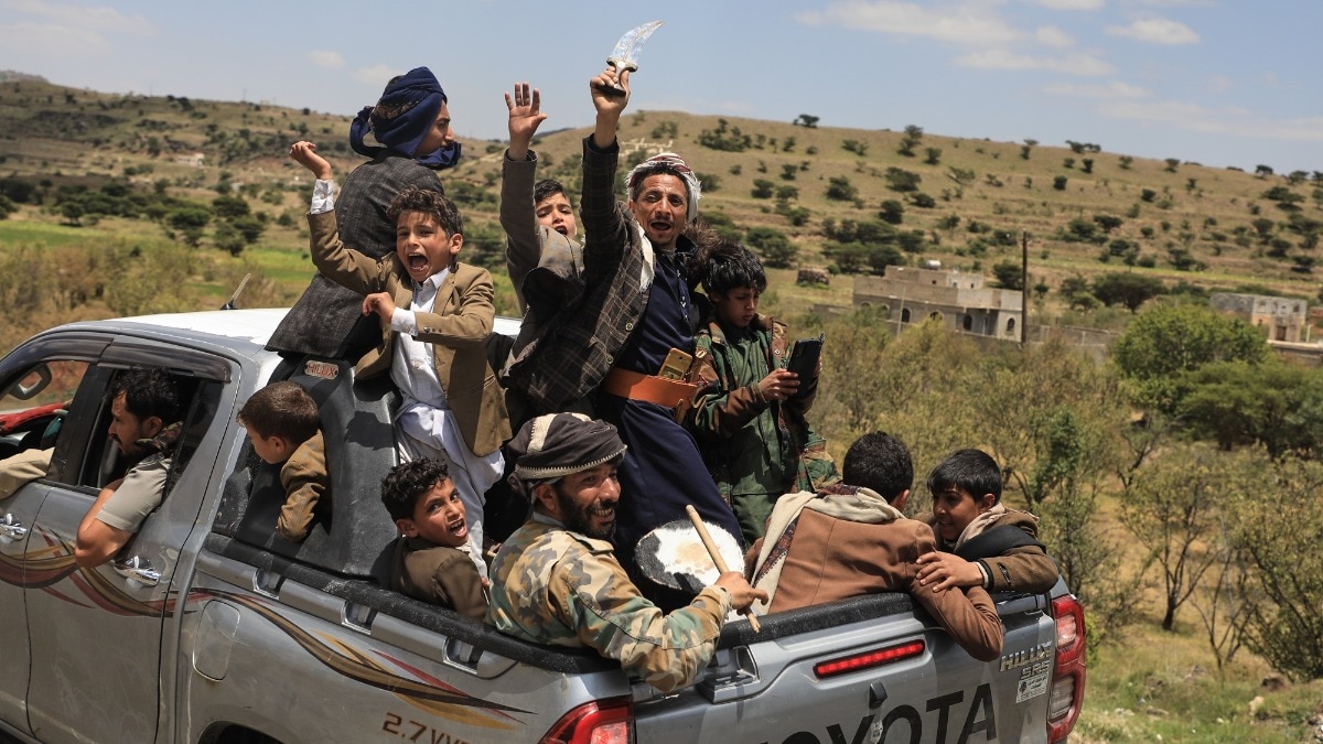 यमन में हूती विद्रोहियों के समर्थकों की तस्वीर (Photo: AP)
