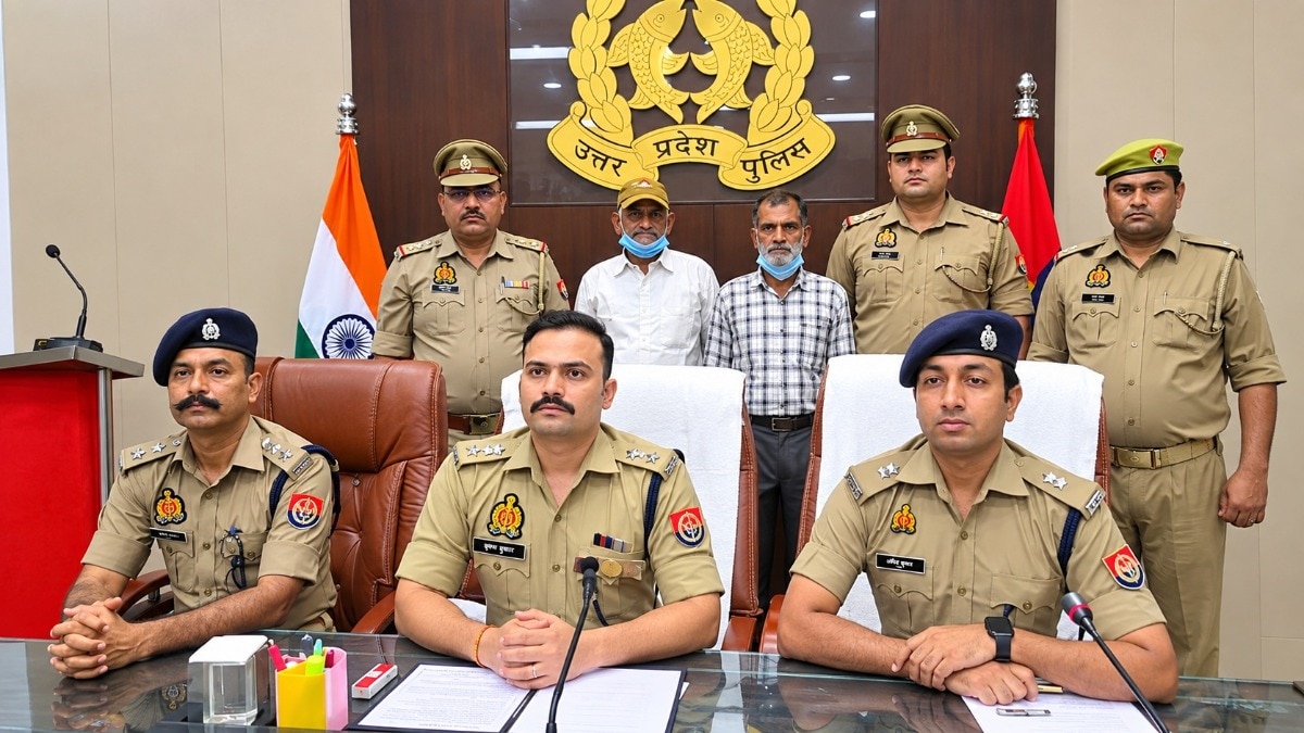 बिजनौर पुलिस की गिरफ्त में जालसाज (Photo- ITG) 