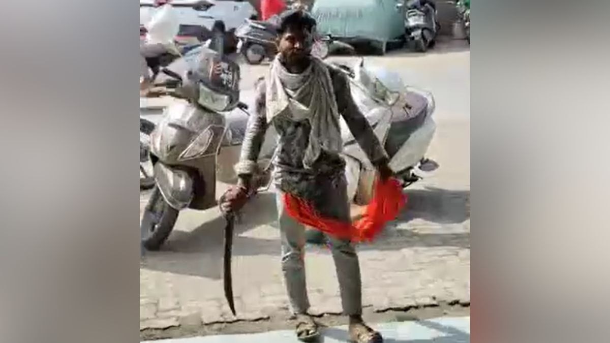 पुलिस ने अरेस्ट किया तो हाथ जोड़ने लगा युवक. (Photo: Screengrab)