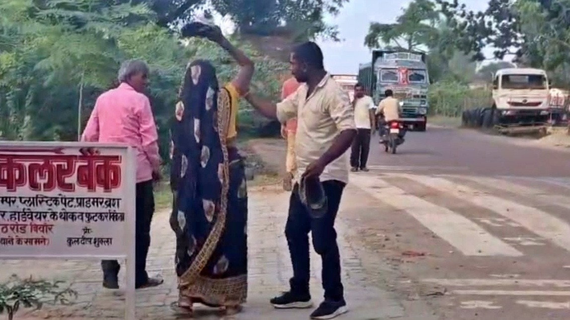 लड़की की मां ने उसके प्रेमी के पिता को पीटा (Photo-  ITG) 