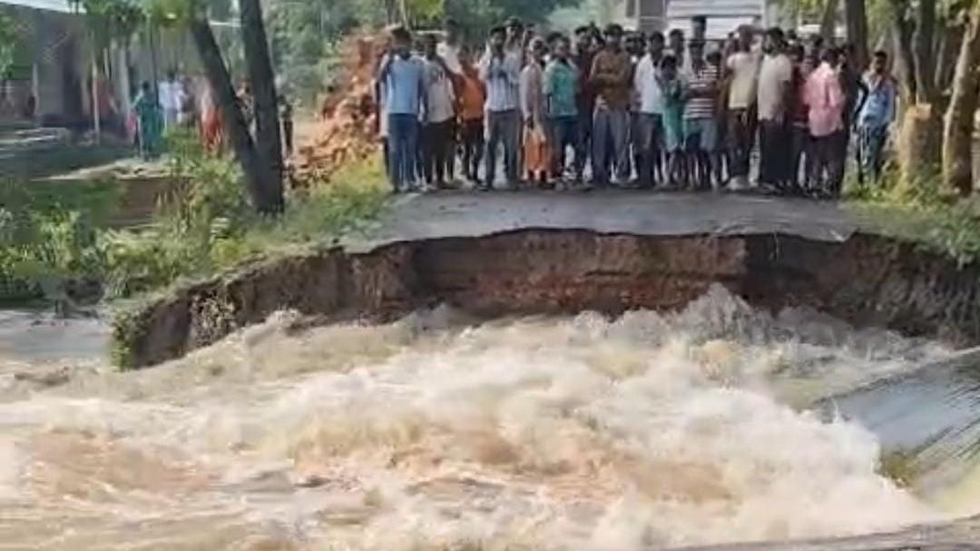 प्रशासन ने लोगों को किया अलर्ट.(Photo: Abhishek Pandey/ITG)