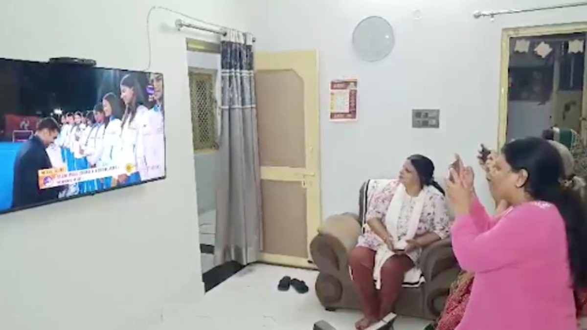 इशिका चौधरी के घर जश्न का माहौल.(Photo:Screengrab)