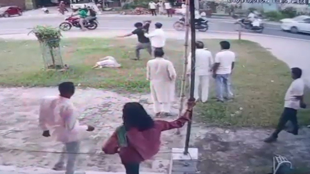 पिटाई का वीडियो वायरल. (Photo: Screengrab)