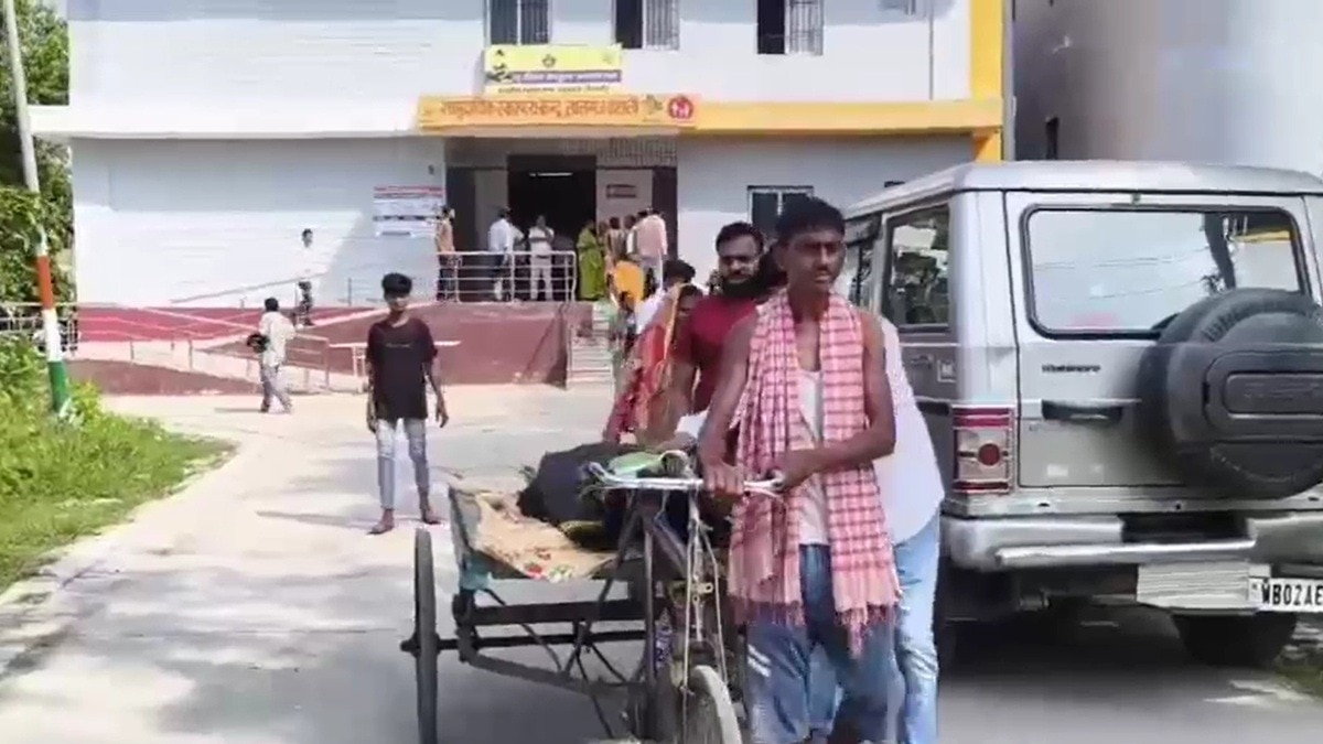 एंबलेंस नहीं मिलने पर बेटे का शव लेकर आता परिवार. (Photo:Screengrabs)