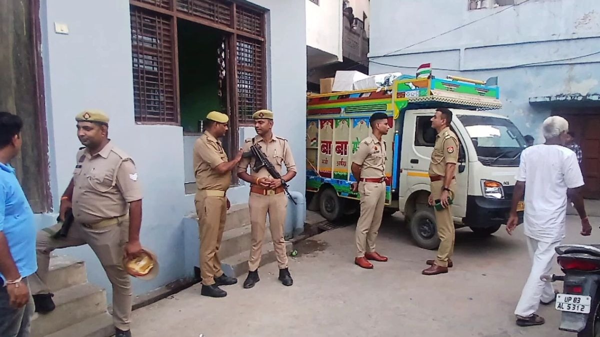 मकान से निकला पटाखों का जखीरा. (Photo: ITG)