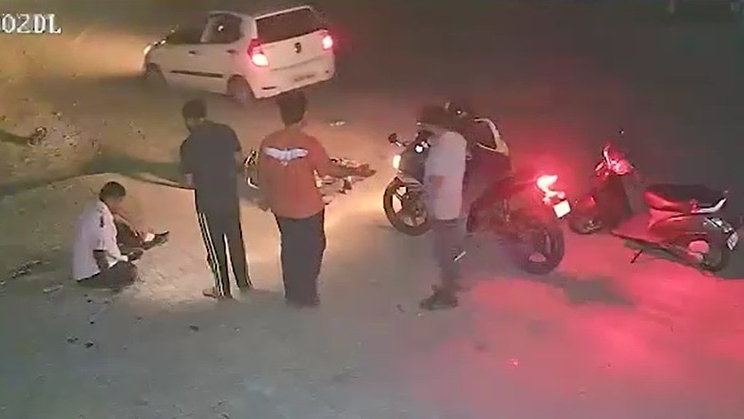 युवक से लूट के बाद राहगीरों में दहशत. (Photo: Screengrabs)