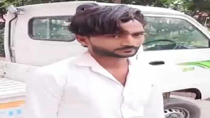 आरोपी दूधवाला, जिसे लोगों ने रंगे हाथ पकड़ा. (Photo: Screengrabs)